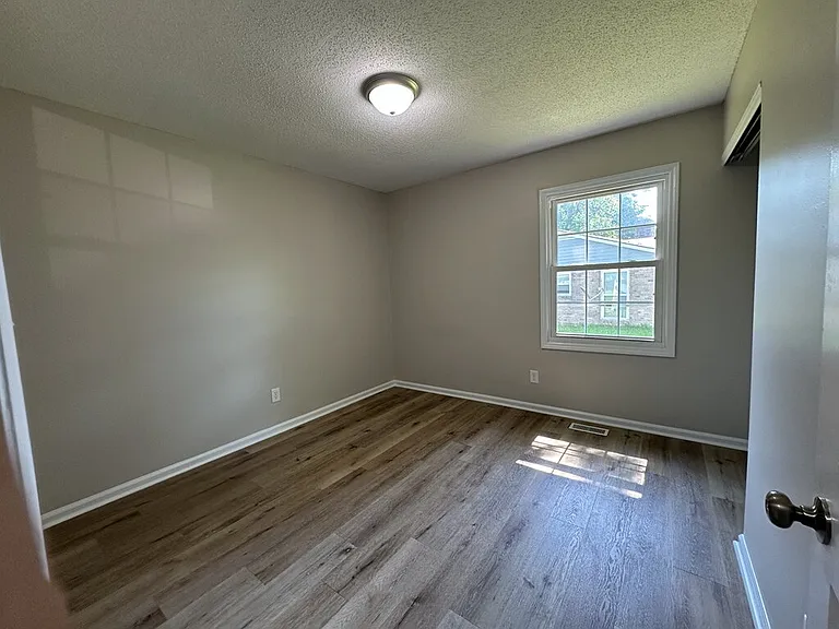 910 Winchester Rd — Photo 12