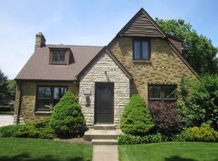 182 S Commonwealth Ave, Elgin, IL 60123