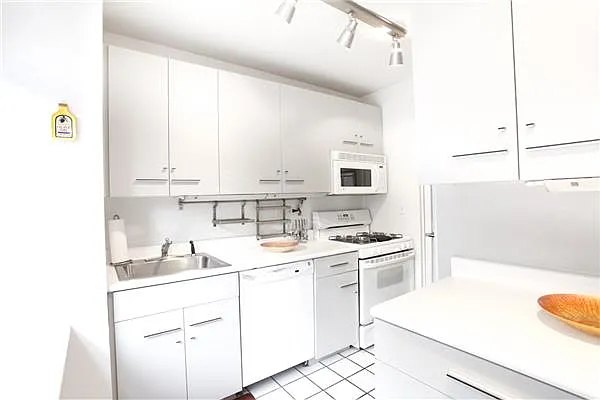 Rented by Apartment Luxe Realty Group, Inc | media 48