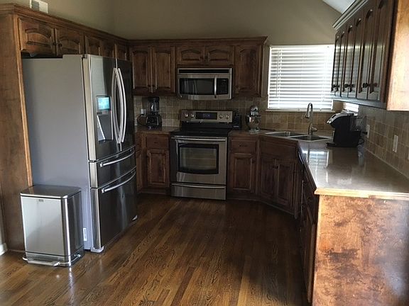 Beautiful well maintained kitchen!
