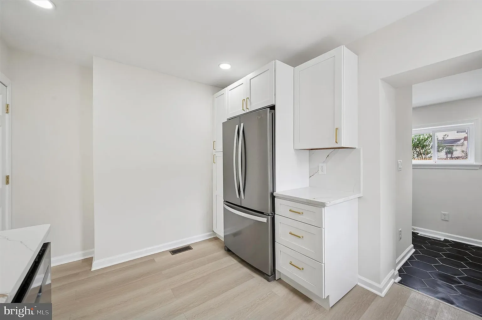 3 bed, 1100 sqft, $3,000 — Photo 4