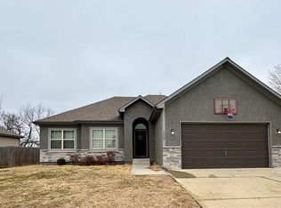 1402 8th Ter, Oak Grove, MO 64075