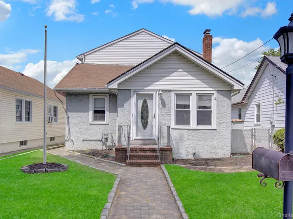 255 Rolling Street, Malverne, NY 11565