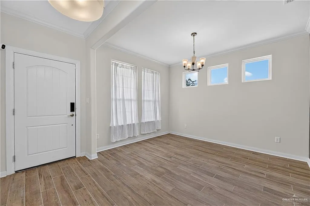 5 bed, 3.5 bath, 2585 sqft, $3,100 — Photo 4