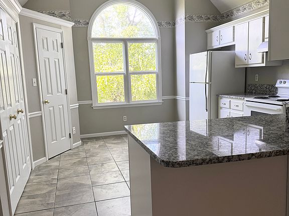 3rd image of 4030 Palmetto Dr