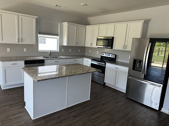 4th image of 534 Samuel Lee Ln