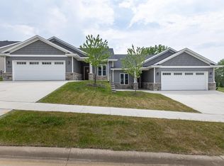 1443 Autumn Ridge Ln, Dubuque, IA 52003