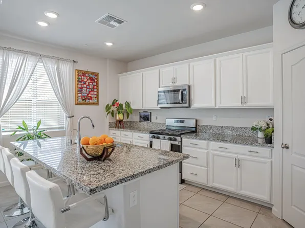 859 Helmsley Dr, Vacaville, CA 95687