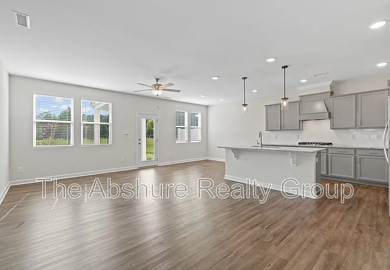35 Village Edge Dr — Photo 9