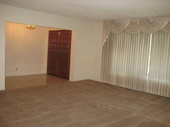 Livingroom/Foyer