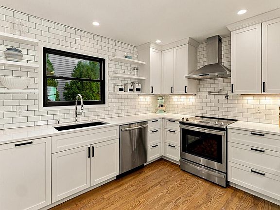 3rd image of 1018 E Hampton ROAD