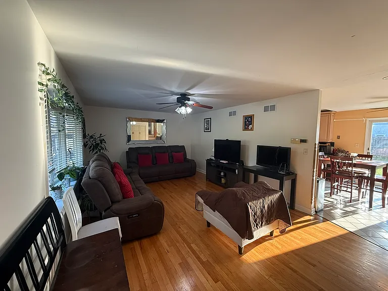1021 Stonegate Rd — Photo 2