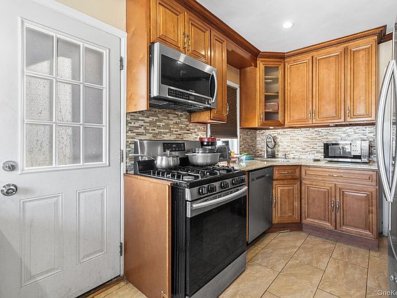 2nd image of 938 Wallace Avenue