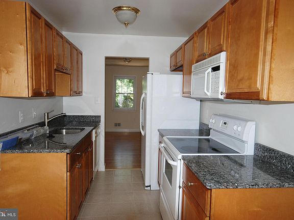 2nd image of 7 Hyacinth Ct #7