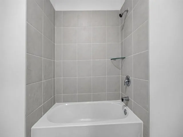 5 bed, 2.5 bath, 5000 sqft, $4,500 — Photo 3