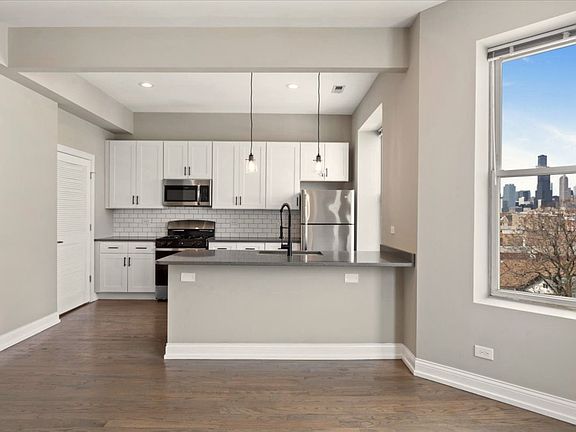 3rd image of 1946 S Racine Ave APT 2F