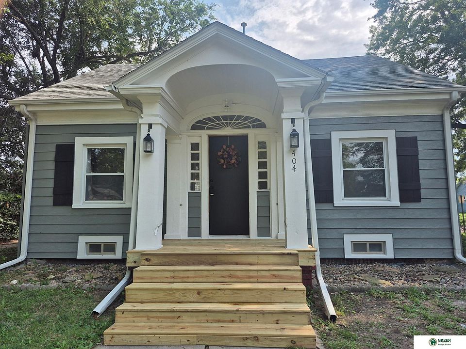 1st image of 404 E 5th St