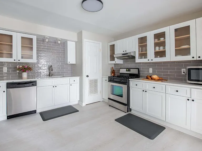 988 Carmel Ave NE #B — Photo 3
