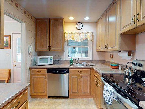 2nd image of 31 Cinque Dr