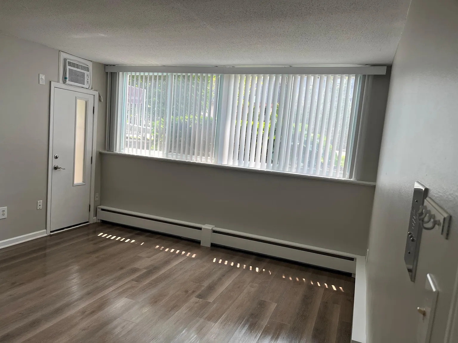 2 bed, 1.5 bath, 1000 sqft, $1,490 — Photo 3