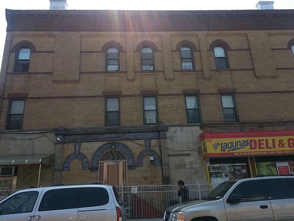 5th image of 444 Melrose St