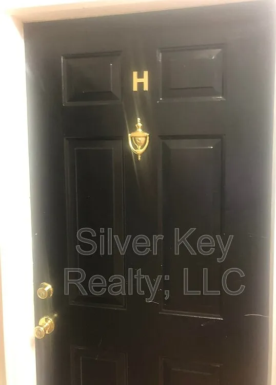 2 bed, 1.0 bath, 800 sqft, $1,025 — Photo 2