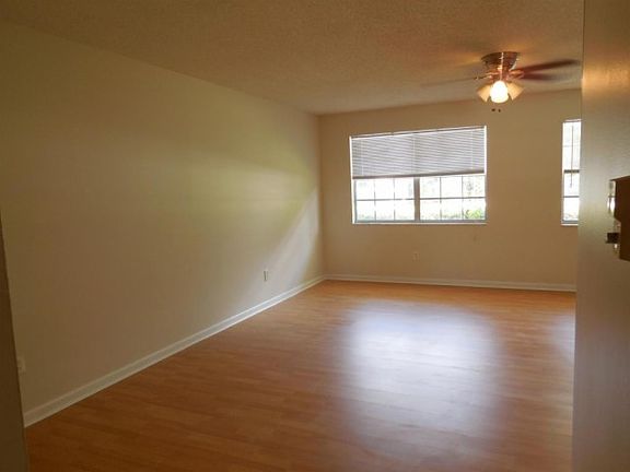 3rd image of 105 Swan Pkwy E