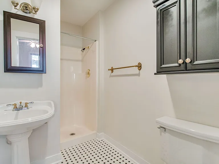 1224 E Strong St — Photo 27
