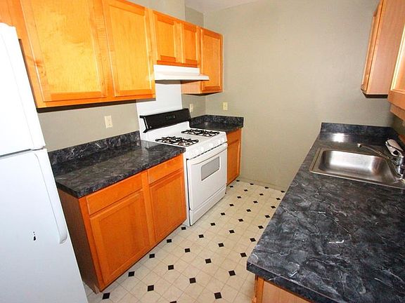 5th image of 22 Deer Court Dr