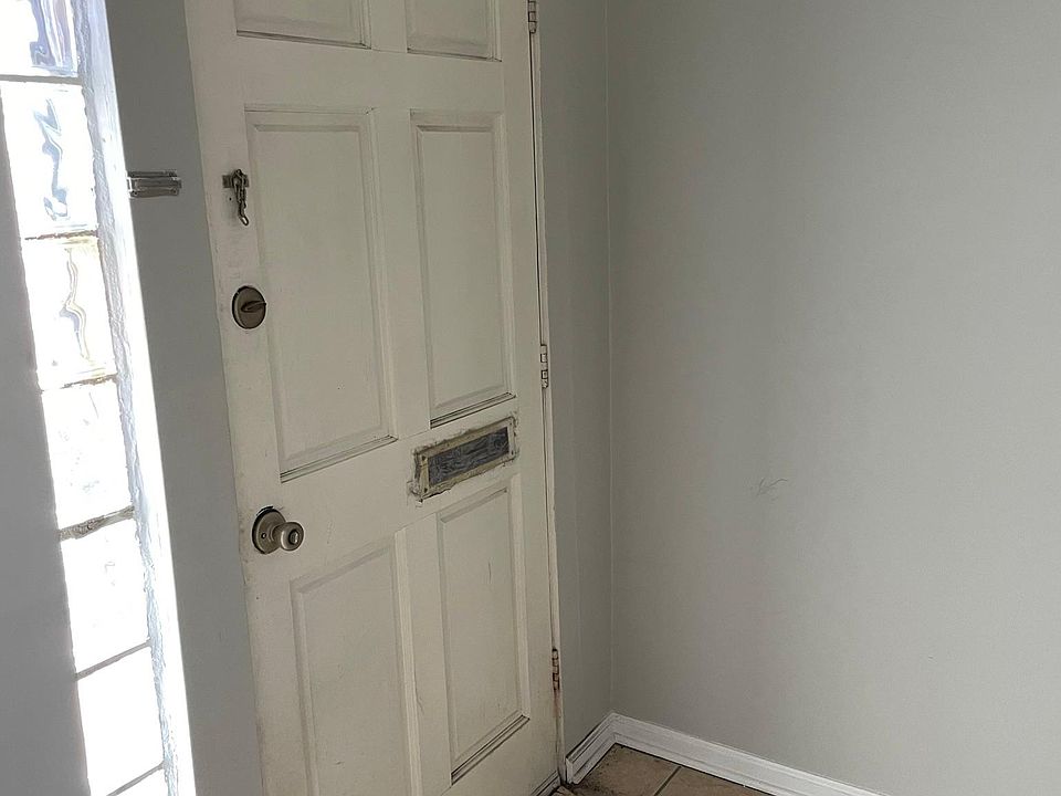 1st image of 2246 W Warren Blvd