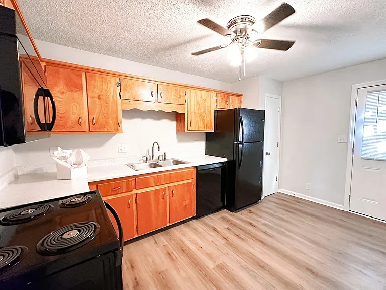 470 Martha Ln #H — Photo 6