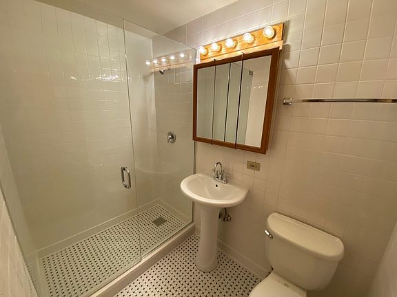 4th image of 620 W Belmont Ave #211