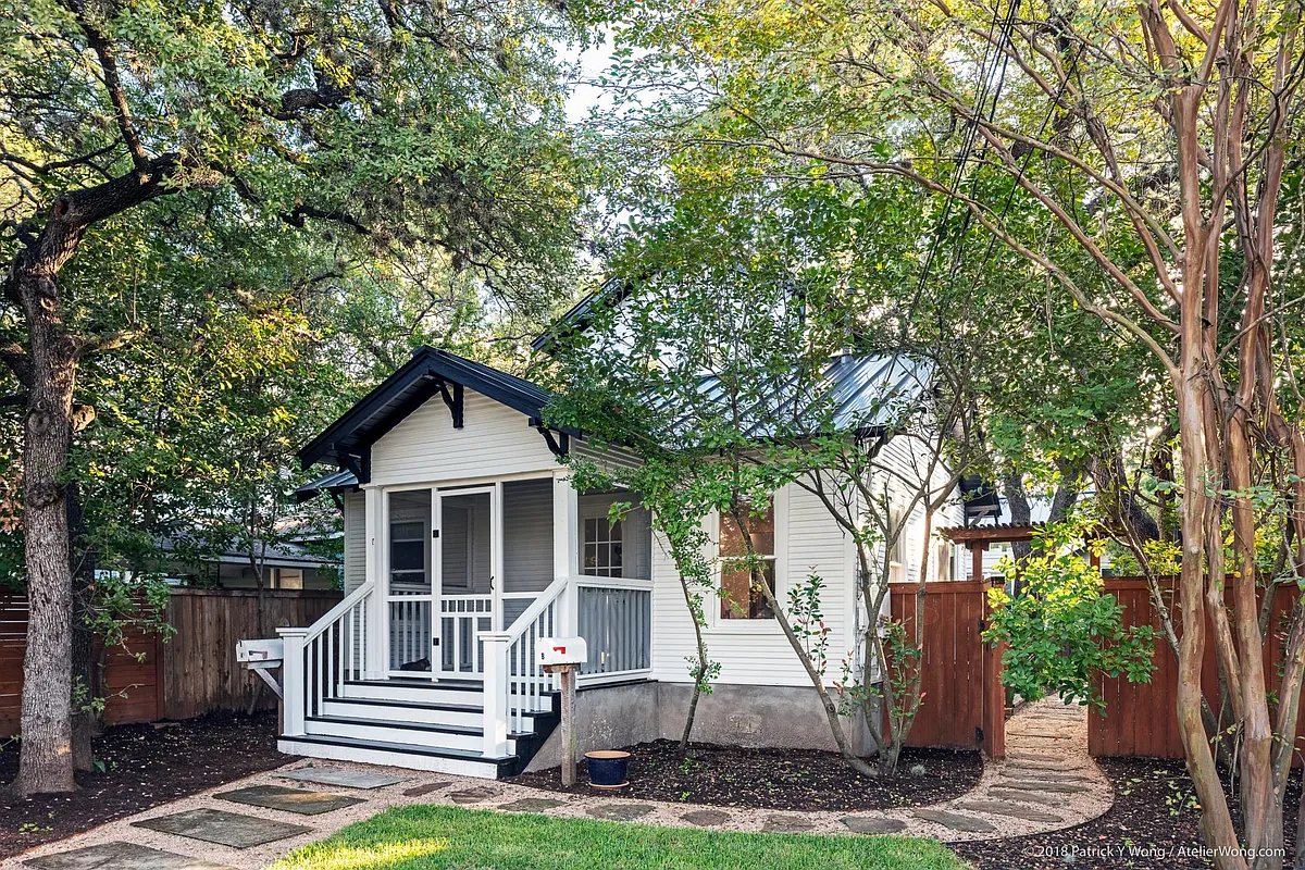 Front of house, yard is fenced in. - 907 W Gibson St