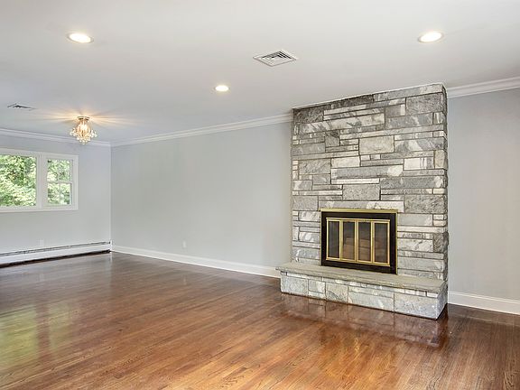4th image of 11 Oxford Dr