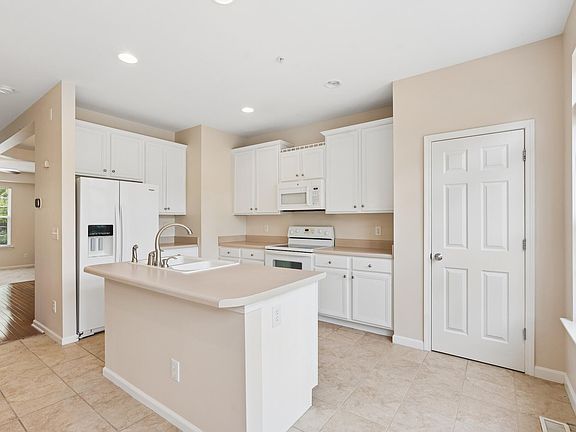 5th image of 102 Cabernet Dr