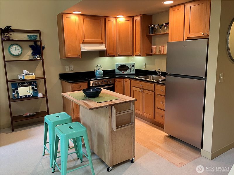 3rd image of 842 Washington Street #210