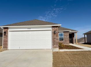 1008 W Lawton Rd, Claremore, OK 74019