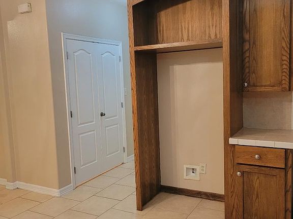 5th image of 520 N Montemorelos Dr