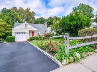 104 Glenwood Rd, Glenwood Landing, NY 11547