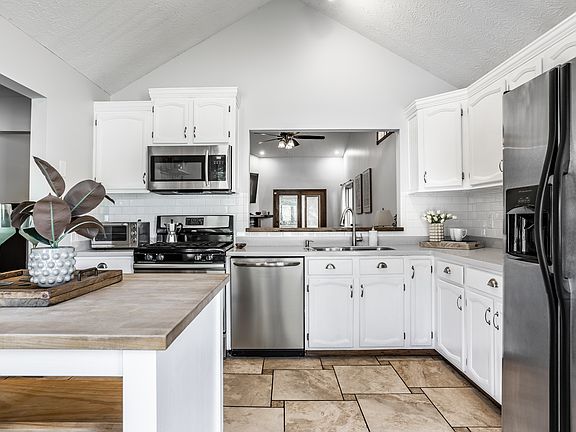 2nd image of 3328 Fox Orchard Cir