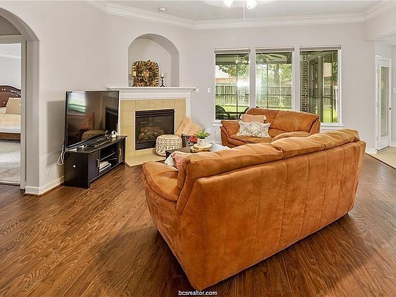 5th image of 2419 Newark Cir