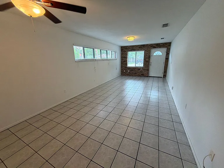 3005 E Jefferson St — Photo 4