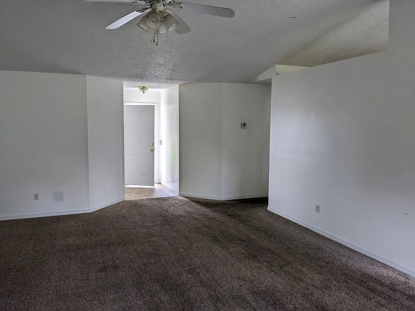 SuperSized Yard MoveIn Ready 2Car Garage — Photo 2