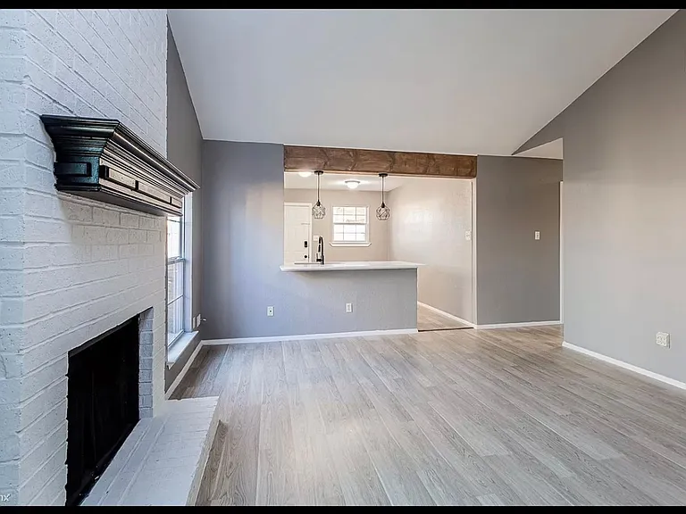 4900 E Stassney Ln — Photo 6