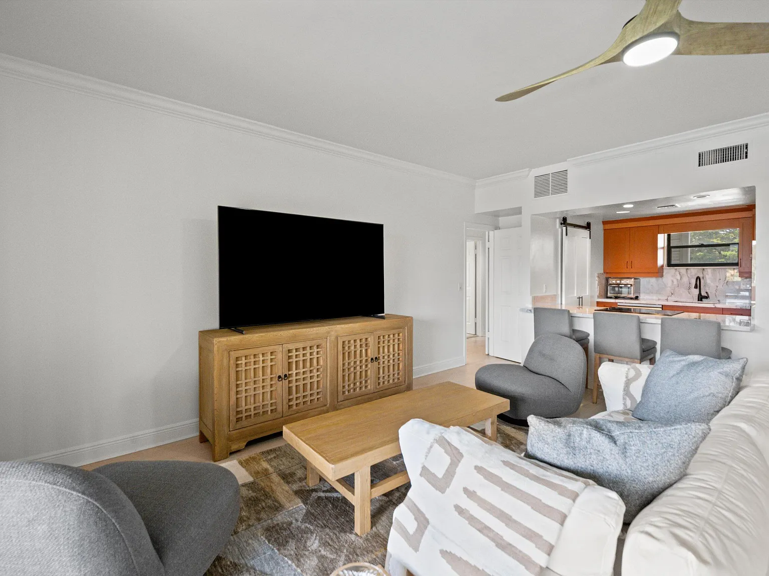 2 bed, 2.0 bath, 1350 sqft, $8,000 — Photo 3