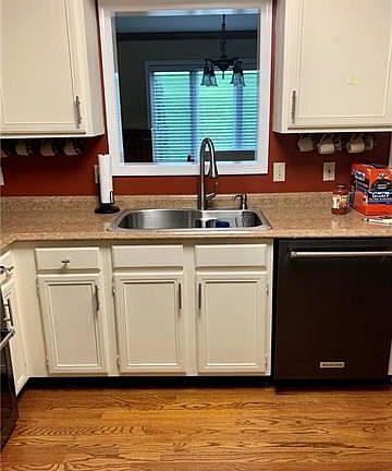 4th image of 3278 Oakland Square Dr
