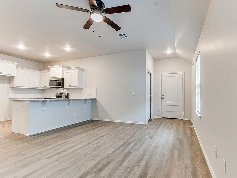 7307 NW 38th St — Photo 11