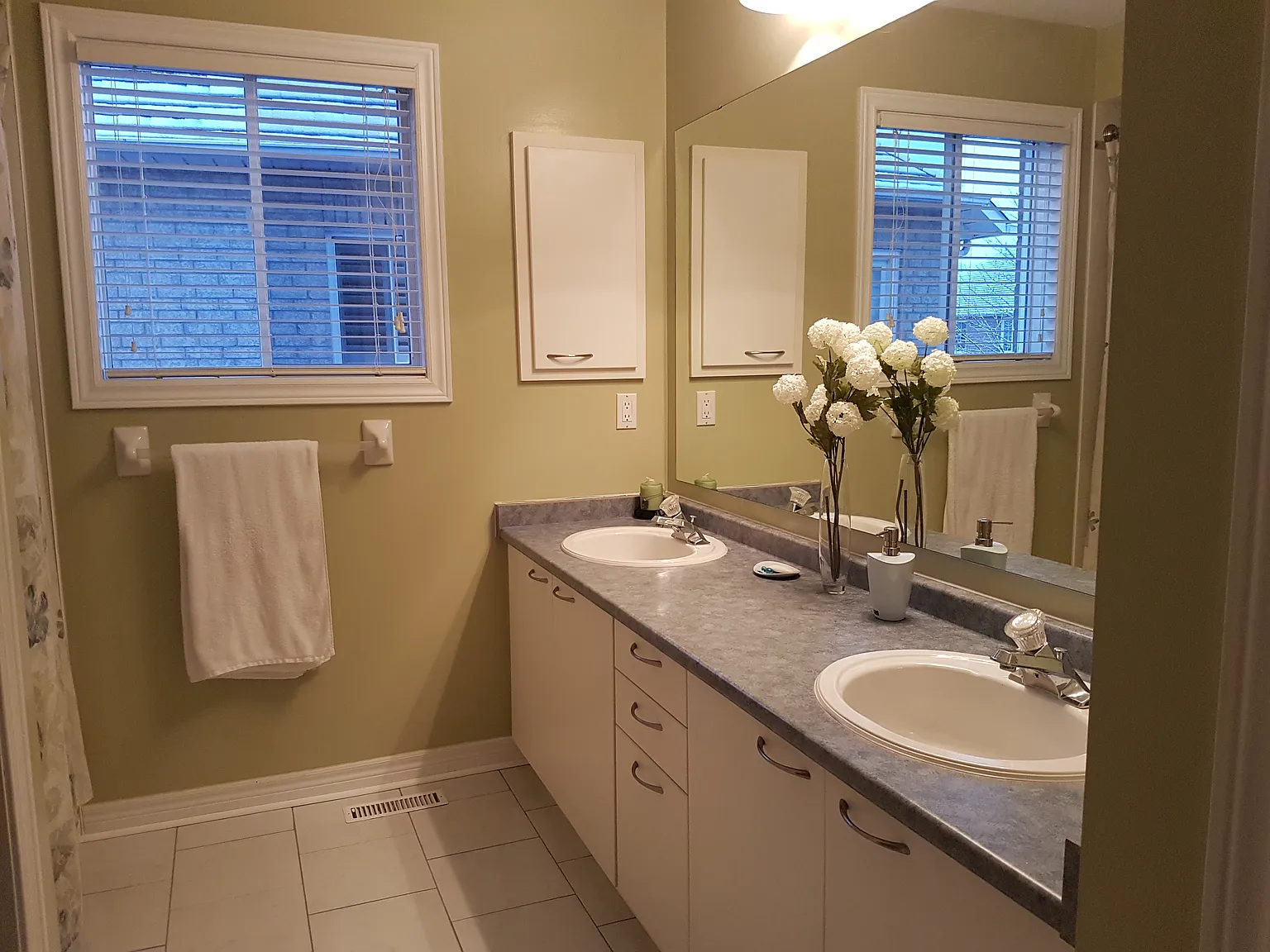 Delaney Dr, Ajax — Photo 3