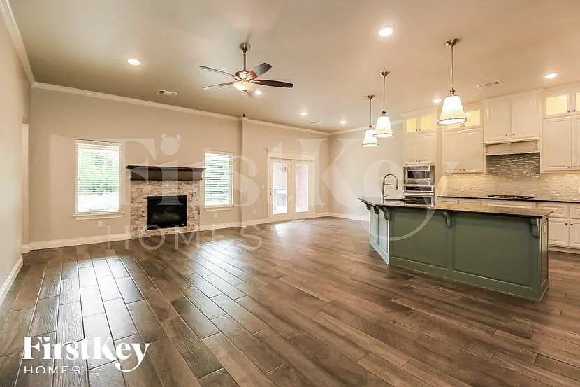 3 bed, 2.0 bath, 3257 sqft, $3,765 — Photo 3