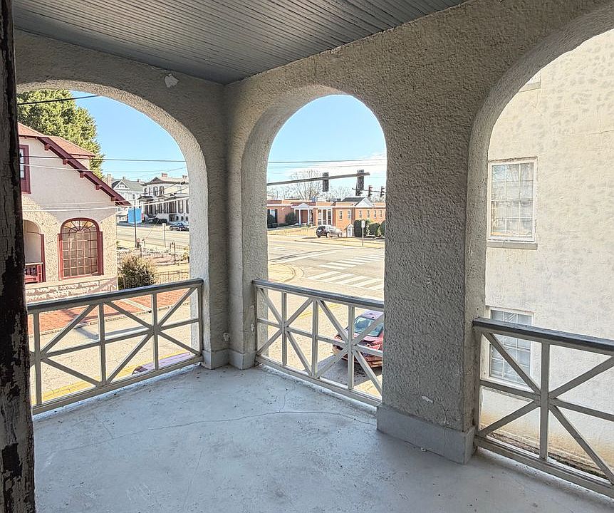 1st image of 1100 Main St APT 8